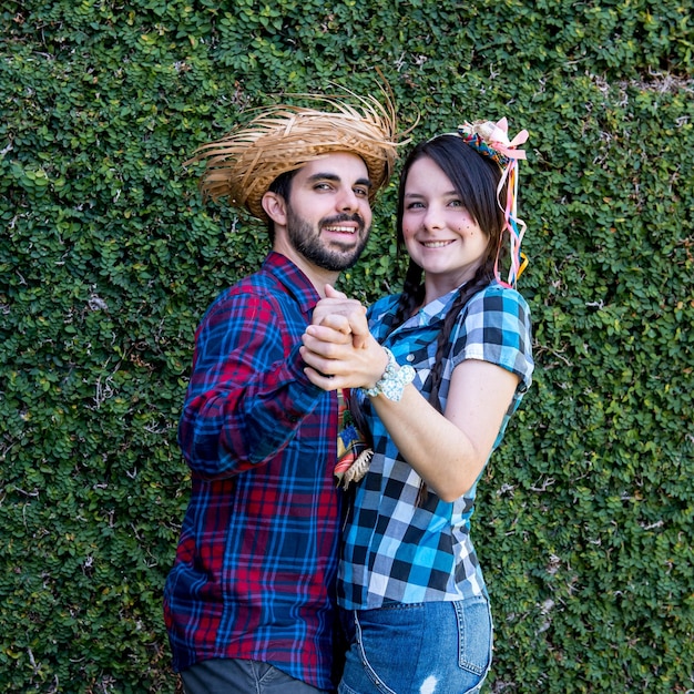 Coppia Caipira che balla in festa junina in brasile