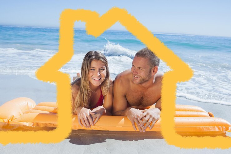 Foto coppia carina allegra in costume da bagno sdraiato sulla spiaggia contro il contorno della casa