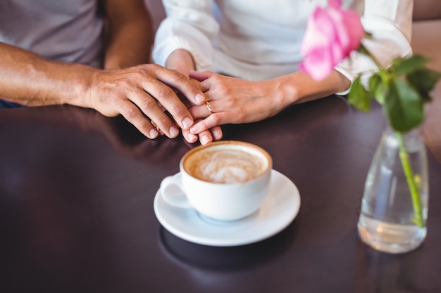 Coppia carina che beve caffè