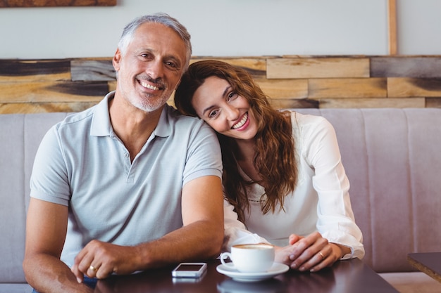 Coppia carina che beve caffè