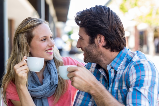 Coppia carina con caffè insieme