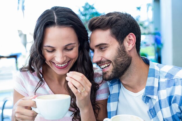 Coppia carina con caffè insieme