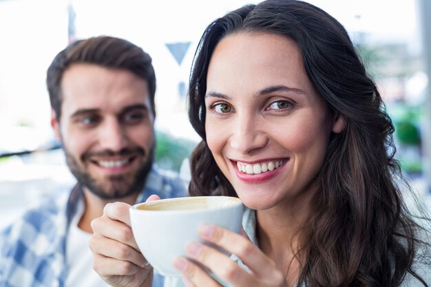 Coppia carina con caffè insieme