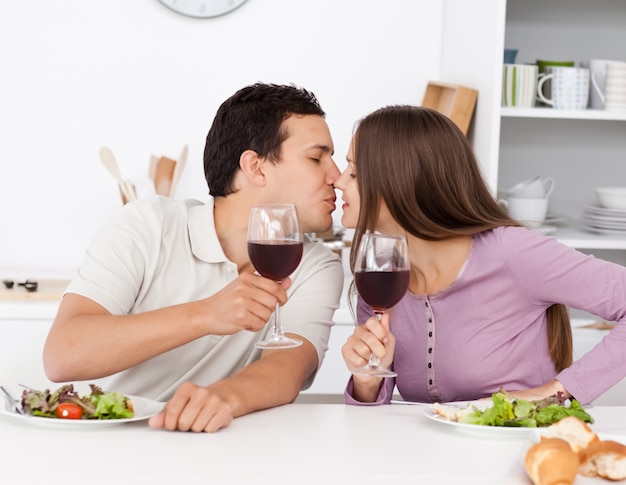 Coppia carina dando un brindisi durante il pranzo