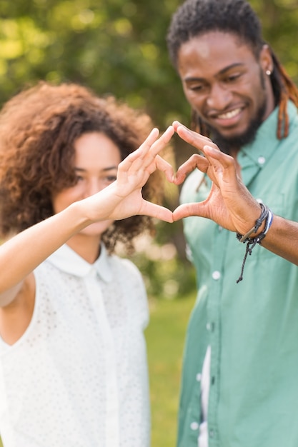 Coppia carina nel parco a forma di cuore