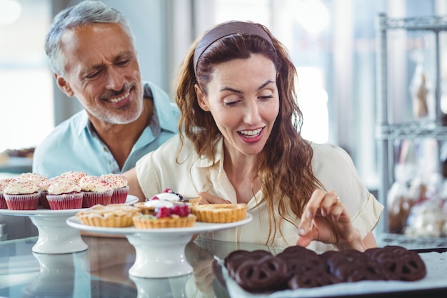 Coppia carina scegliendo torte al cioccolato