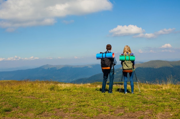 Coppia cerca il paesaggio estivo in montagna, il mondo della bellezza