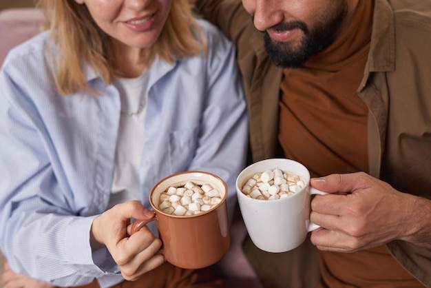 Coppia che beve caffè dolce