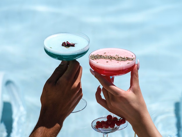 Coppia che beve cocktail colorati in vacanza