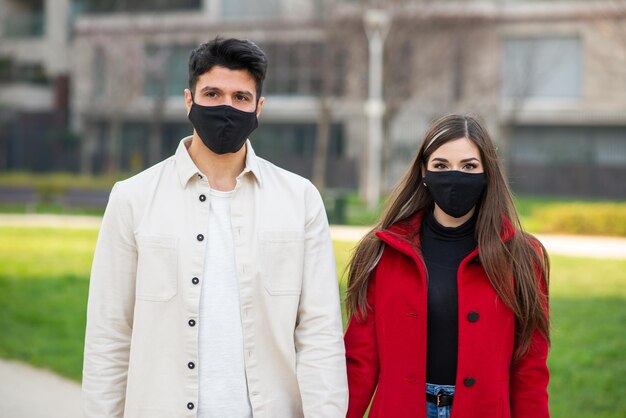 Coppia che cammina in una città durante la pandemia di covid o coronavirus