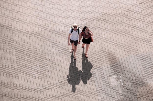 coppia che cammina per le strade di bilbao in vacanza