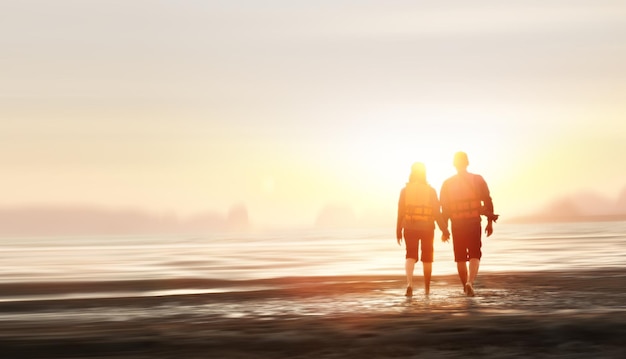 Coppia che cammina sulla spiaggia al tramonto Sfondo romantico vacanze estive di viaggio