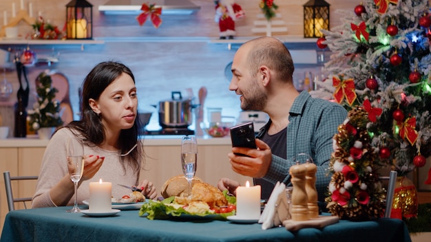 Coppia che celebra la vigilia di Natale con una cena festiva