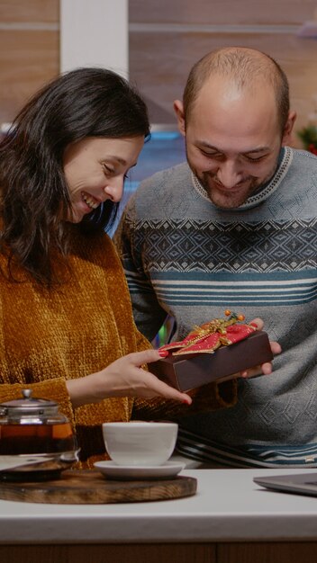 Coppia che celebra la vigilia di Natale in videoconferenza