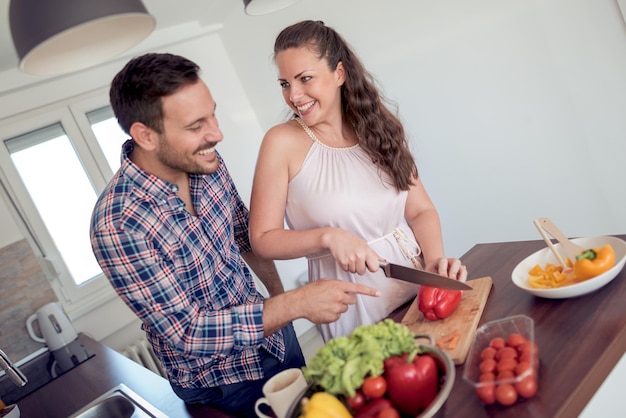 Coppia che cucina cibo sano in cucina