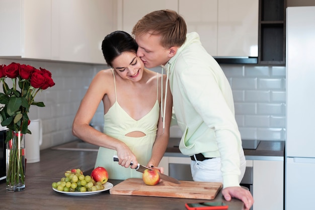 Coppia che cucina insieme a casa in cucina per San Valentino