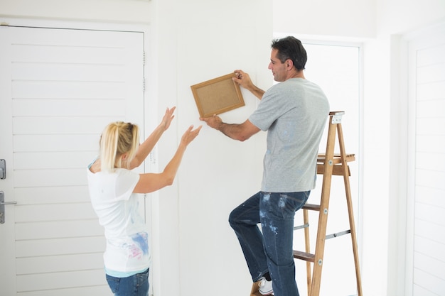 Coppia che decora la loro nuova casa