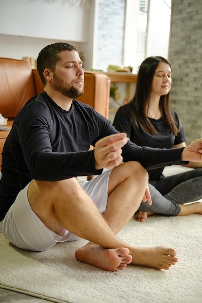 Coppia che fa yoga a casa