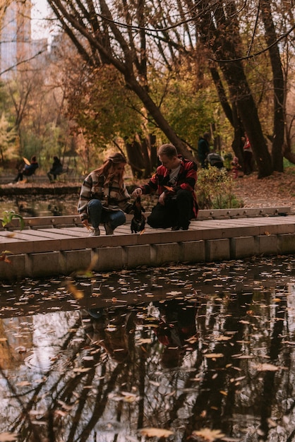 Coppia che gioca con il cane nel parco