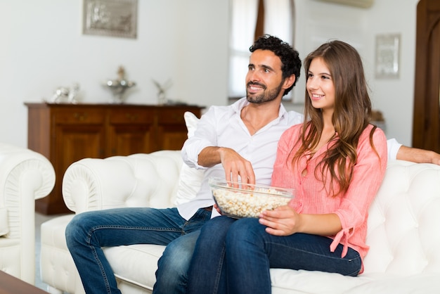 Coppia che guarda un film nella loro casa