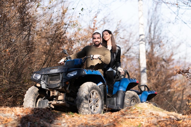 Coppia che guida fuoristrada con quad o atv