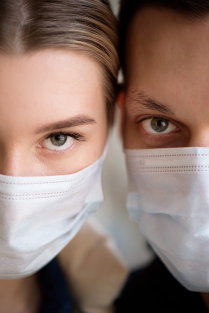 Coppia che indossa la maschera facciale durante il coronavirus in aeroporto