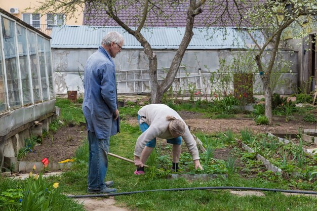 Coppia che lavora in giardino