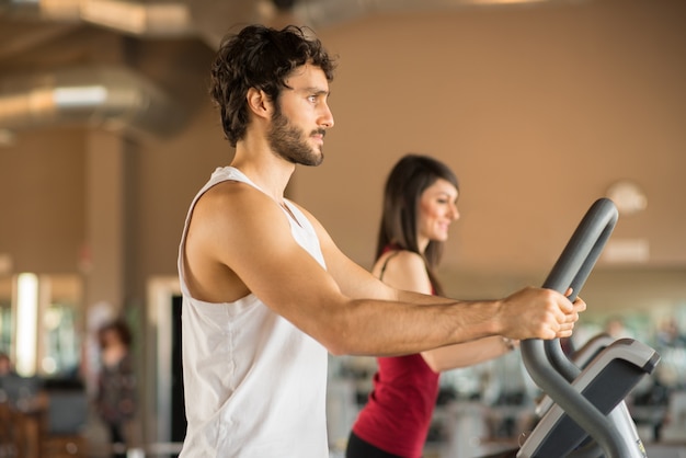 Coppia che lavora in una palestra