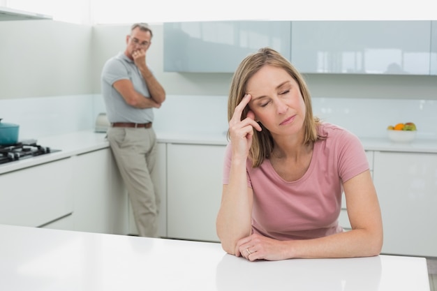 Coppia che non parla dopo una discussione in cucina