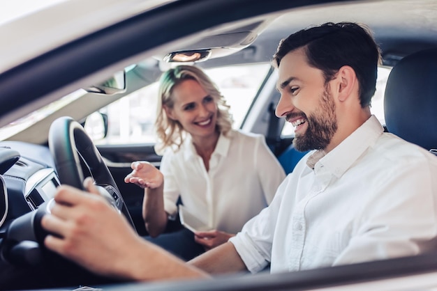 Coppia che parla mentre si guida un'auto