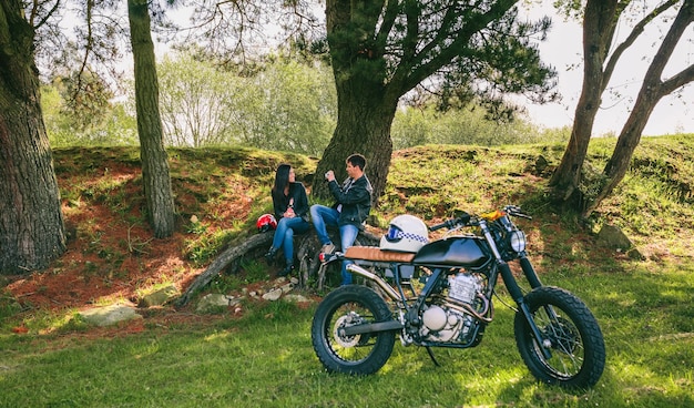 Coppia che riposa da un viaggio in moto scattando una foto