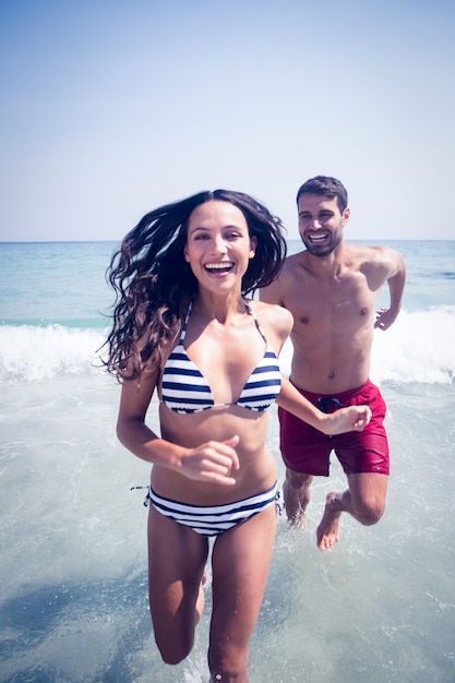 Coppia che si diverte in spiaggia