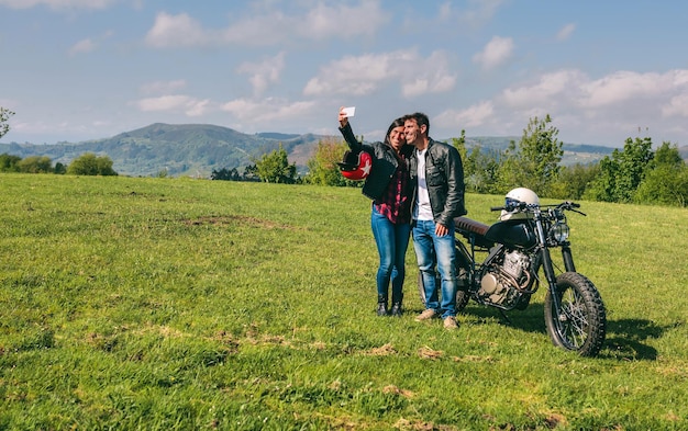 Coppia che si fa un selfie con una moto