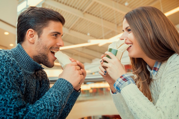 Coppia che si guarda mentre si mangia fast food