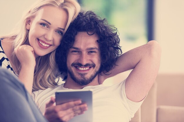 coppia che si rilassa a casa con i tablet