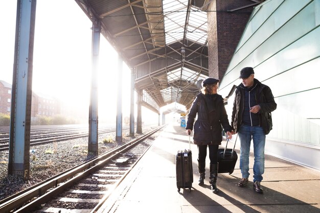 Coppia che viaggia in treno