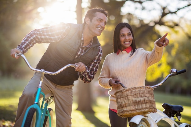 Coppia con biciclette al parco