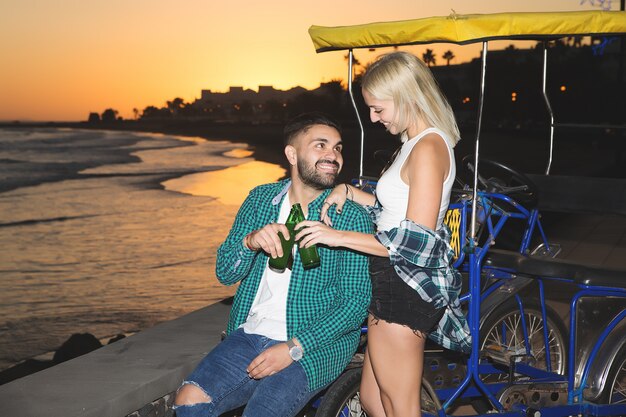 Coppia con birra al carrello turistico