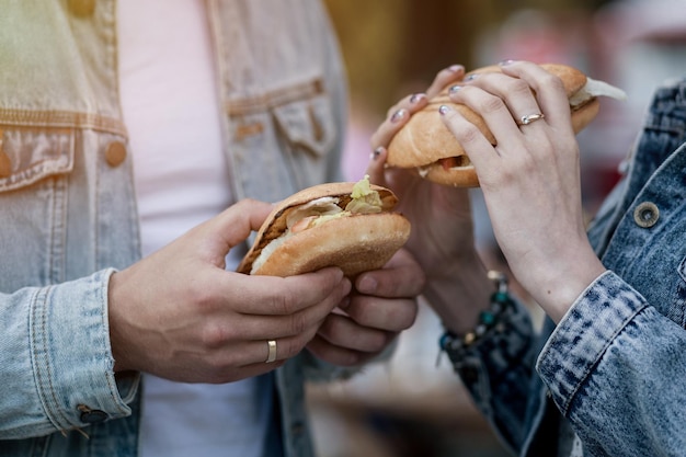 Coppia con panino o hamburger