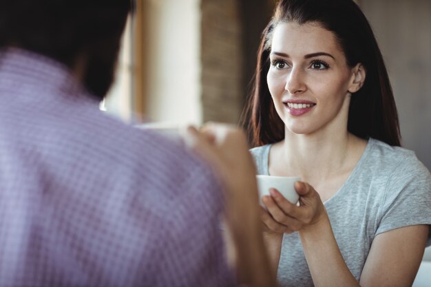 Coppia con una tazza di caffè