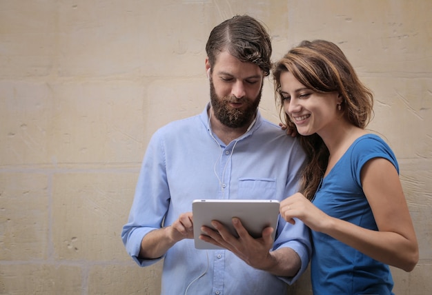 Coppia controllando un tablet