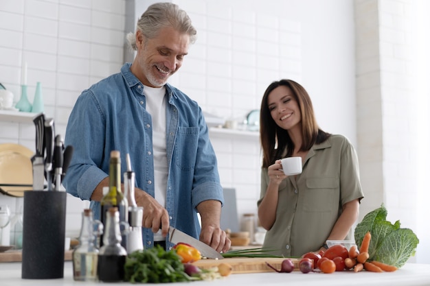 Coppia cucinare insieme nella loro cucina a casa.