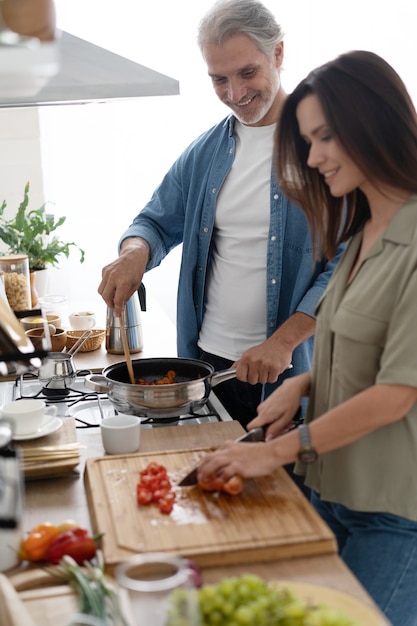 Coppia cucinare insieme nella loro cucina a casa.