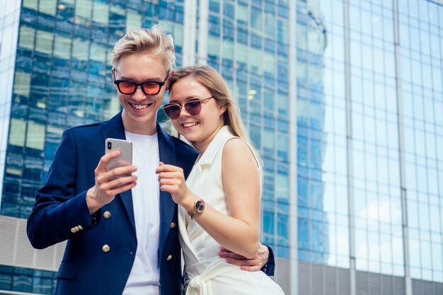 Coppia d'affari con selfie insieme all'aperto sullo sfondo del centro affari di Mosca