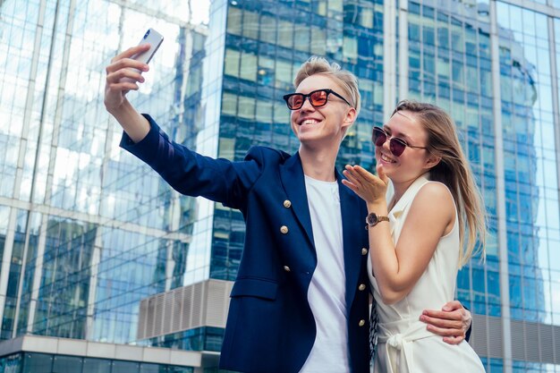 Coppia d'affari con selfie insieme all'aperto sullo sfondo del centro affari di Mosca