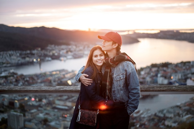 Coppia d'amore si sta godendo il viaggio a Bergen, in Norvegia