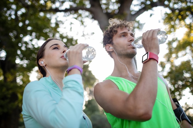 Coppia di acqua potabile nel parco