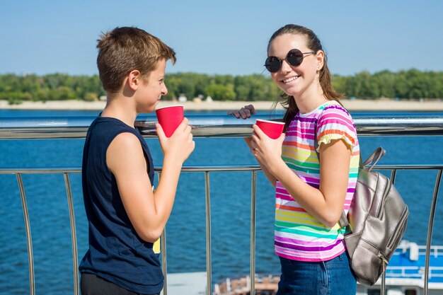 Coppia di adolescenti felici stanno camminando, parlando