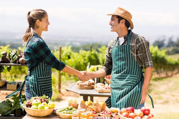 Coppia di agricoltori si stringono la mano a vicenda