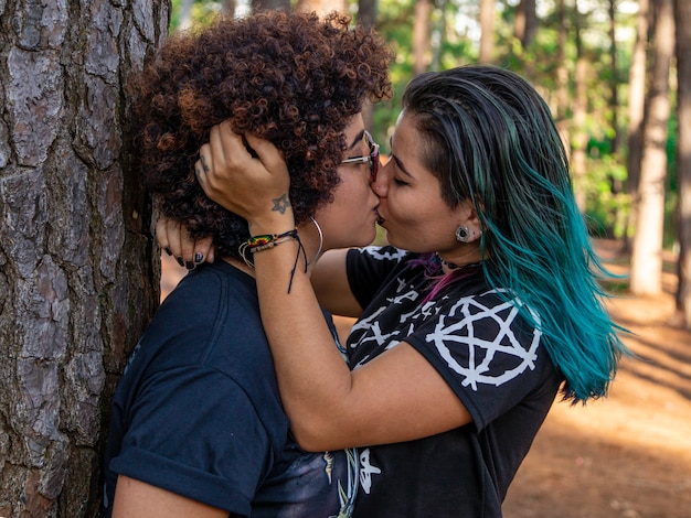 Coppia di amiche lesbiche in una bella giornata di sole nel parco.